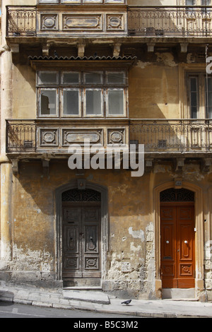 Un rustico maltese antico edificio abbandonato a La Valletta, Malta. Foto Stock