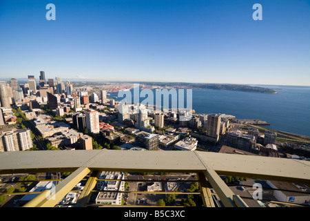 Vista aerea del lungomare e il centro cittadino di Seattle, Washington dallo Space Needle Foto Stock
