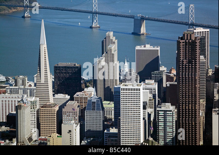 Vista aerea sopra San Francisco Financial District con la Piramide Transamerica Embarcadero Center e Bank of America immobili Foto Stock