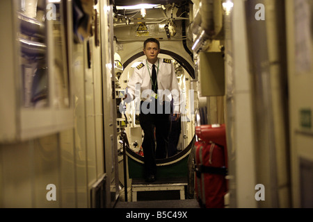 Il tenente Alastair Harris on board HMS Vanguard ormeggiato a Faslane Base Navale Foto Stock