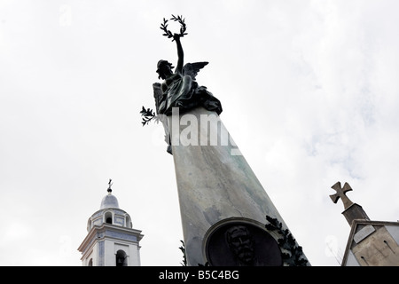 Statue e la torre bianca della chiesa chiamato Basilica di Nuestra Señora del Pilar nel cimitero di Recoleta Buenos Aires Foto Stock