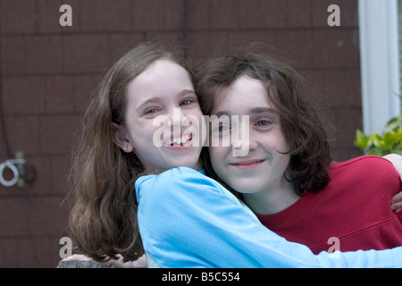 Fratello e Sorella al di fuori della casa di Brooklyn a New York Foto Stock
