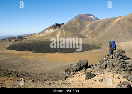 Monte Ngauruhoe su un flusso di lava nel Cratere Nord, Tongariro Crossing, Isola del Nord, Nuova Zelanda Foto Stock