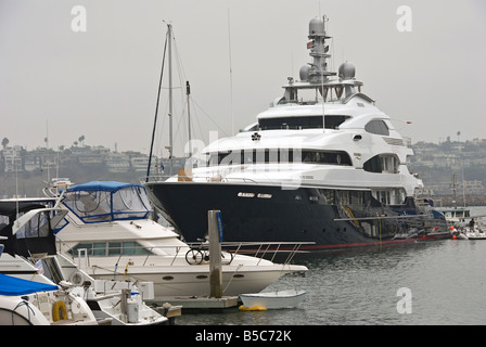 Marina del Rey CA yacht di lusso, yacht al dock uomo più grande-resa piccola barca in porto negli Stati Uniti con 19 porticcioli per 5.300 navi Foto Stock