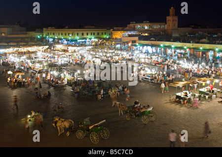 Un ampio angolo di veduta aerea della trafficata Djemaa El Fna a Marrakech di notte con una lenta velocità di otturazione per motion blur. Foto Stock