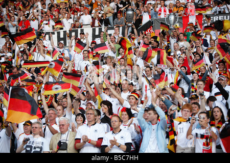 I tifosi tedeschi allietare il loro team prima dell'inizio di UEFA EURO 2008 group stage match contro l'Austria. Foto Stock