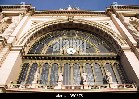 Alla stazione ferroviaria di Keleti orologio, Budapest, Ungheria Foto Stock