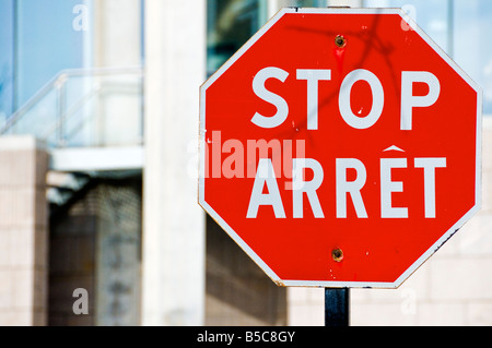 Bilingue segno di arresto ad Ottawa in Canada Foto Stock