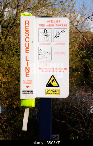 Salvataggio dell'acqua Linea buttare a Milton Country Park, Cambridgeshire England Regno Unito Foto Stock