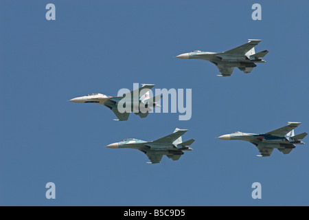 Il russo Air Force quattro velivoli da combattimento eseguire durante l'air show Foto Stock