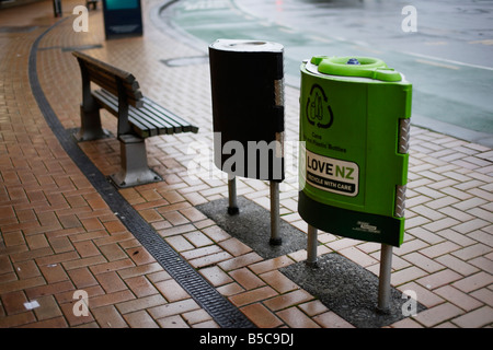 Spazzatura e cassonetti per il riciclaggio Wellington Nuova Zelanda Foto Stock