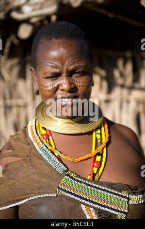 Ritratto di una donna Datooga con la bellezza di cicatrici intorno ai suoi occhi, il lago Eyasi, Tanzania Foto Stock