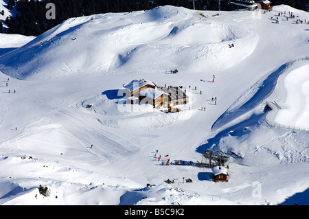 Pista da sci intersezione con ristorante di montagna, Méribel, zona sciistica Trois Vallees, Savoia, Francia Foto Stock