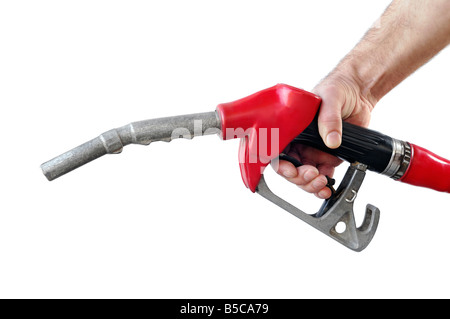 Mano che tiene una pompa benzina ugello contro uno sfondo bianco Foto Stock