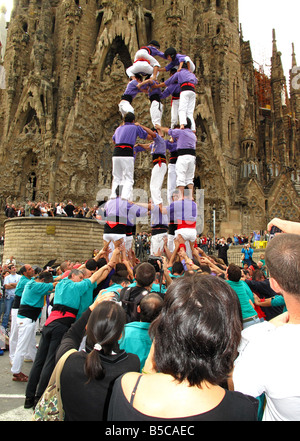Castellers edificio torre umana(castell) al di fuori di Gaudì, La Sagrada Familia di Barcellona, Spagna Foto Stock
