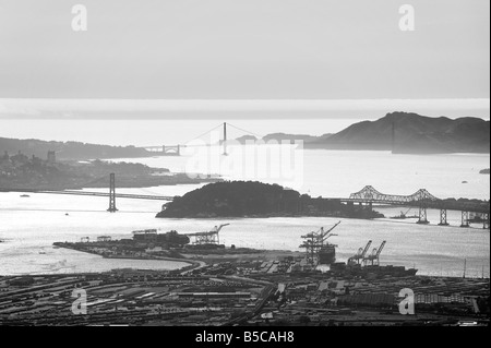 Vista aerea sopra il porto di Oakland per il Bay Bridge Treasure Island e il Golden Gate Bridge di San Francisco Bay Foto Stock
