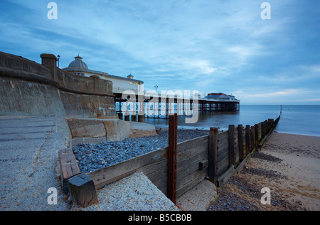 Un inizio di mattina vista del Cromer Pier sulla Costa North Norfolk Foto Stock