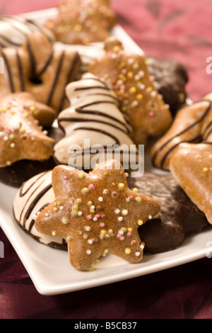 Ornato di panpepato biscotti di Natale sul piatto da portata Foto Stock