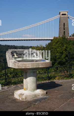 "La Vedetta' ambone placca e [il ponte sospeso di Clifton] contro il cielo blu, Bristol, Inghilterra, Regno Unito Foto Stock