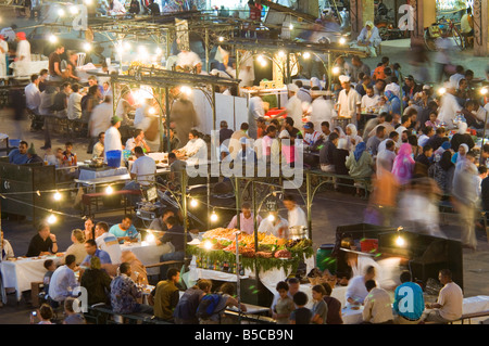 Una prospettiva compressa vista aerea dell'aria aperta 'restaurants' alla Djemaa El Fna a lenta velocità di otturazione per motion blur. Foto Stock