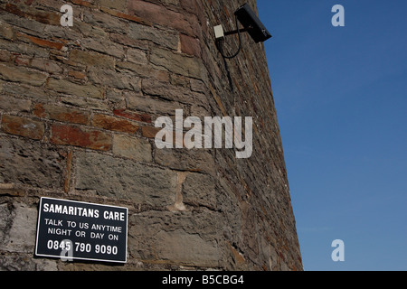 Samaritani segno e [telecamera TVCC] sulla torre di [Clifton Suspension Bridge], Bristol, Inghilterra, Regno Unito Foto Stock