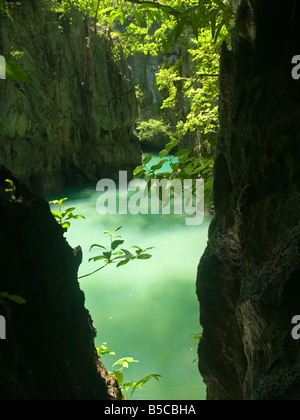 Laguna turchese osservata da una grotta nella Baia di Phang Nga in Thailandia Foto Stock