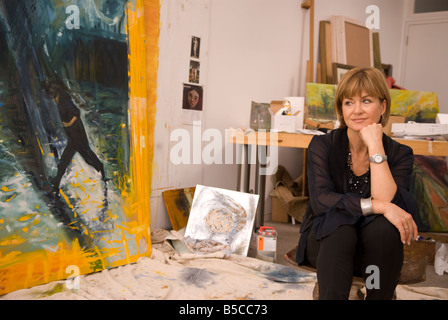 Artista Skye Holland nel suo studio, Twickenham, Middlesex, Regno Unito. Foto Stock