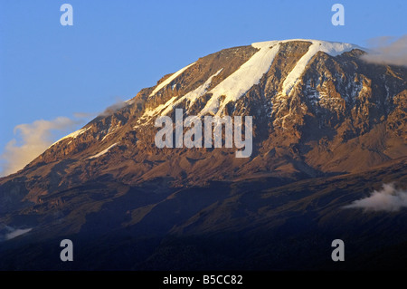 Kilimanjaro 5895m (19.340 piedi) al tramonto vista dalla strada Mweka, Moshi, Tanzania Foto Stock