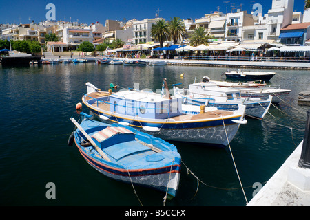 Barche da pesca sul lago di Voulismeni Aghios Nikolaos Creta Grecia Foto Stock