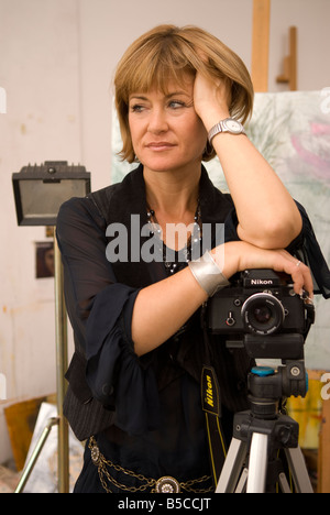 Artista Skye Holland nel suo studio, Twickenham, MIDDLESEX REGNO UNITO Foto Stock