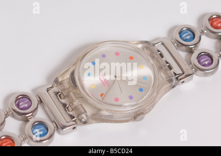 In prossimità di una donna orologio Swatch sparato contro uno sfondo bianco (tagliare) in un ambiente di studio Foto Stock