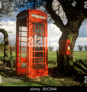 Regno Unito Inghilterra Lancashire Hoghton rurali remote casella postale e K6 casella Telefono con porta n. Foto Stock