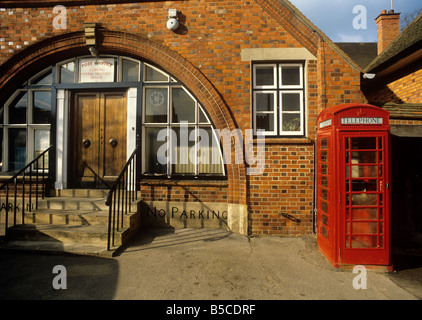 Regno Unito Inghilterra Oxfordshire Goring on Thames K6 casella telefono al di fuori del postale ufficio di smistamento Foto Stock