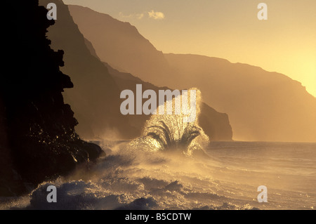 Un'onda si rompe sul Na Pali costa, Kauai, Hawaii Foto Stock