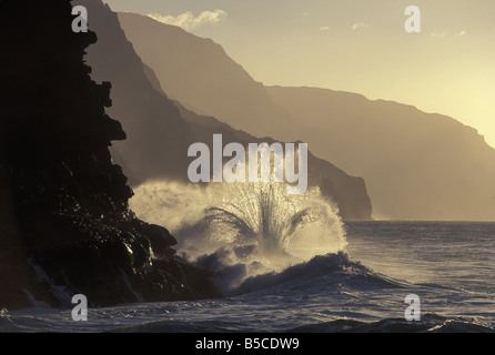 Un'onda si rompe sul Na Pali costa, Kauai, Hawaii Foto Stock