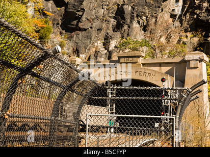 Questo tunnel ferroviario attraverso la base del Maryland Heights conduce in harpers Ferry, West Virginia. È stato costruito nel 1931. Foto Stock