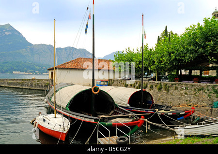 Tradizionali barche da pesca chiamato Lucias a Loppia vicino a Bellagio sul Lago di Como in Lombardia in Italia Foto Stock