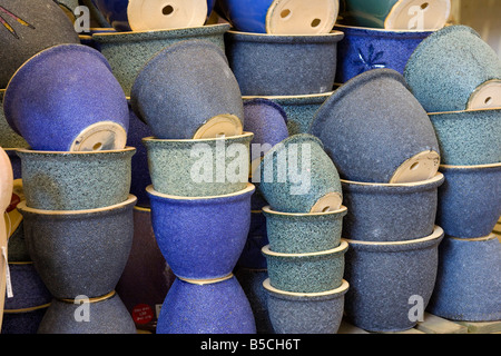 Terracotta blu vasi per piante a Henry Watson ceramiche di Wattisfield nel Suffolk, Regno Unito Foto Stock