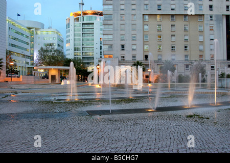 Office Park con giochi d'acqua durante la notte Foto Stock