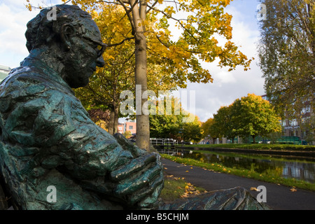 Statua di Patrick Kavanagh su banco, Grand Canal Dublino Foto Stock