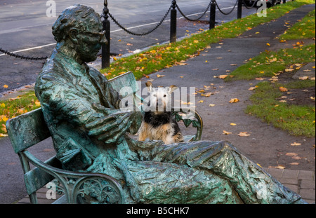 Statua di Patrick Kavanagh su banco, Grand Canal Dublino Foto Stock