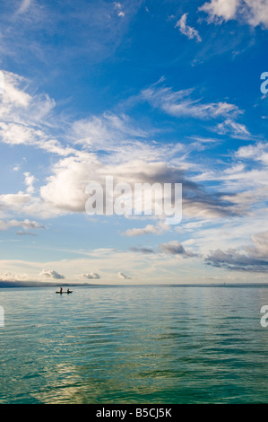 Due pescatori in canoa con regolazione del sole Foto Stock