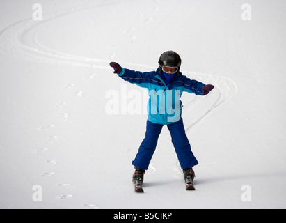 Bambino di sciare su una collina Foto Stock