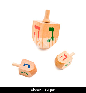 Tre di legno ebraica dreidel hanukkah gioco isolato su bianco Foto Stock