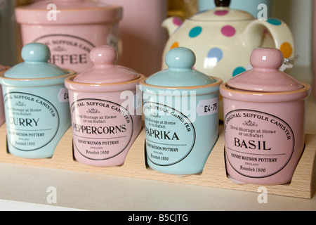 Vasellame in ceramica presso Henry Watson ceramiche di Wattisfield nel Suffolk, Regno Unito Foto Stock