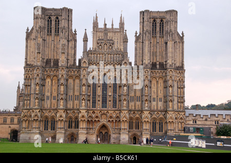 Cattedrale di Wells - fronte ovest, pozzi, Somerset, Inghilterra, Regno Unito Foto Stock