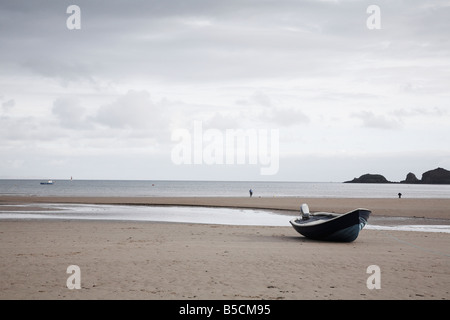 Piccola barca spiaggiata a Saundersfoot in Galles del Sud Foto Stock