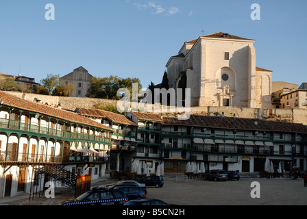 Plaza Mayor e la chiesa di Nostra Signora dell'Assunzione, Chinchon, Comunidad Madrid, Spagna Foto Stock