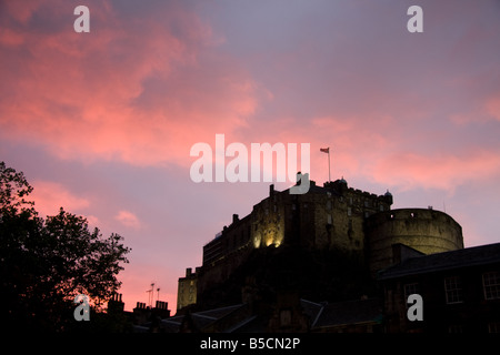 Un tramonto shot del castello di Edimburgo preso dal grassmarket Foto Stock