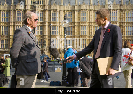 Intervistando unione protestor amianto al di fuori del Parlamento 3 Foto Stock